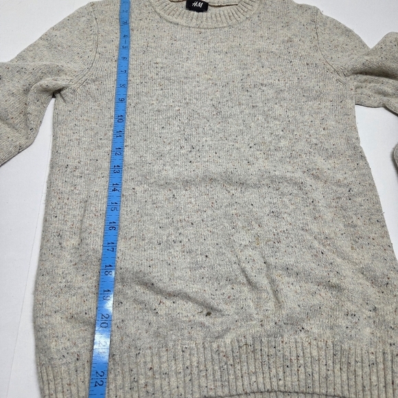 H & M Sweater - Picture 6 of 6
